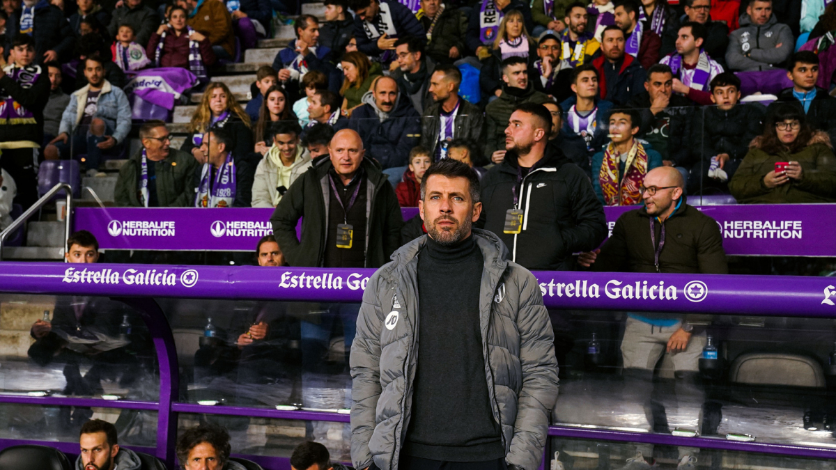 Paulo Pezzolano, ante la grada en un partido de Liga.