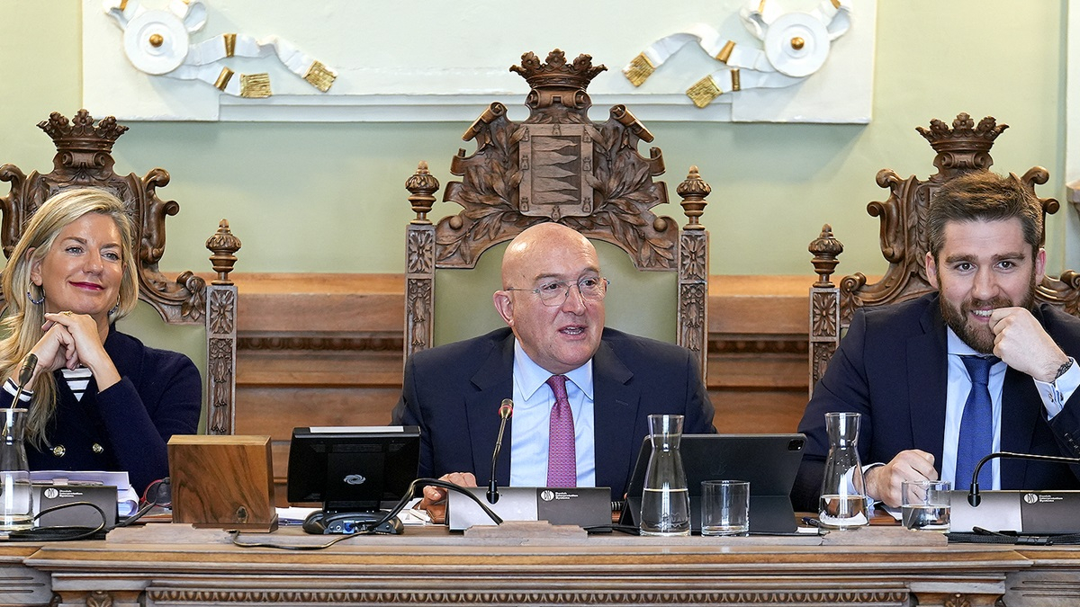 Irene Carvajal, Jesús Julio Carnero y Francisco Blanco, durante el pleno del Ayuntamiento.