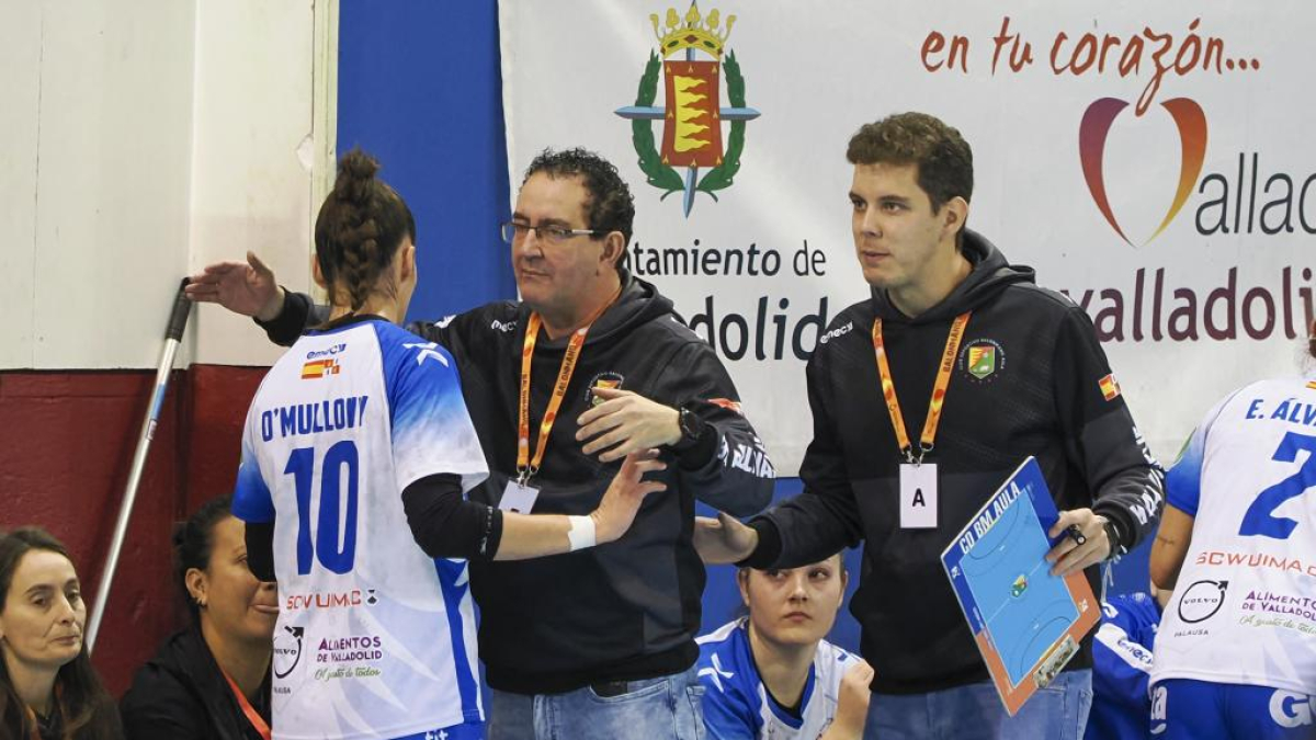 Miguel Ángel Peñas habla con María O’Mullony’.
