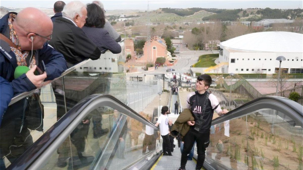 Los primeros usuarios en el estreno del elevado r de la ladera norte de Parquesol.
