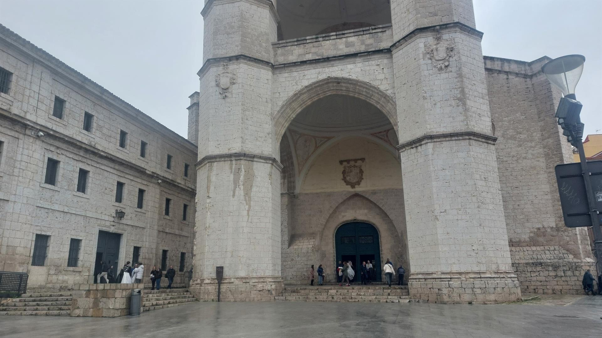 Algunos cofrades en la puerta de la Iglesia de San Benito tras la suspensión de la procesión del Domingo de Resurrección en Valladolid