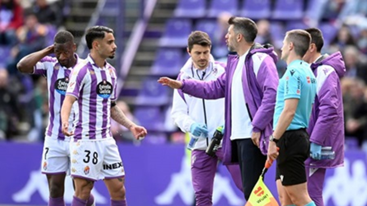 Pezzolano da órdenes a Salazar en el partido fente al Levante, con Sylla atrás llevándose la mano a la cabeza.