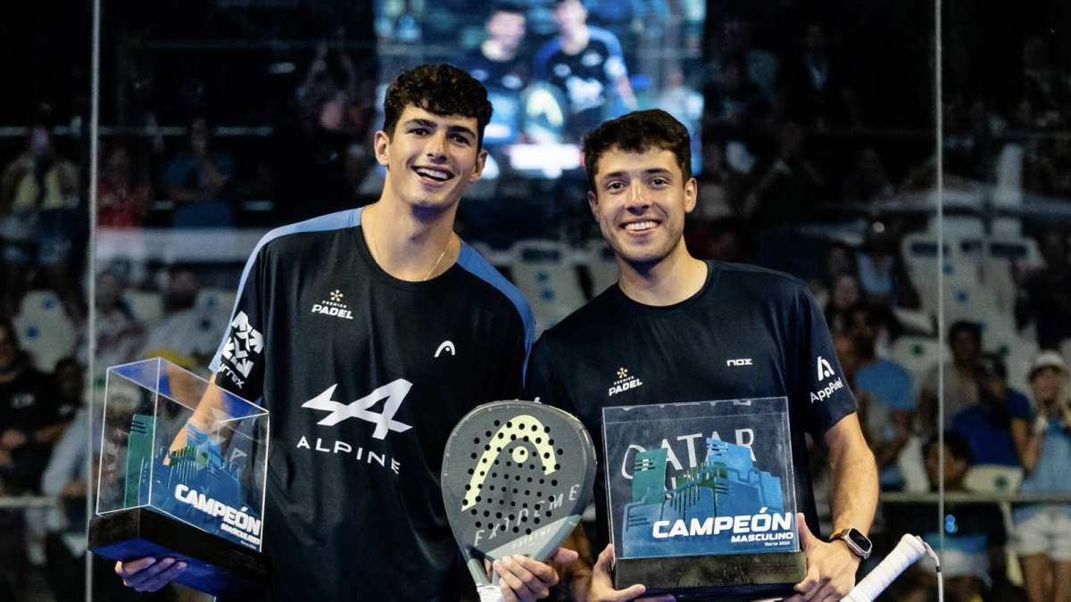 Coello y Tapia posan con los trofeos en Venezuela
