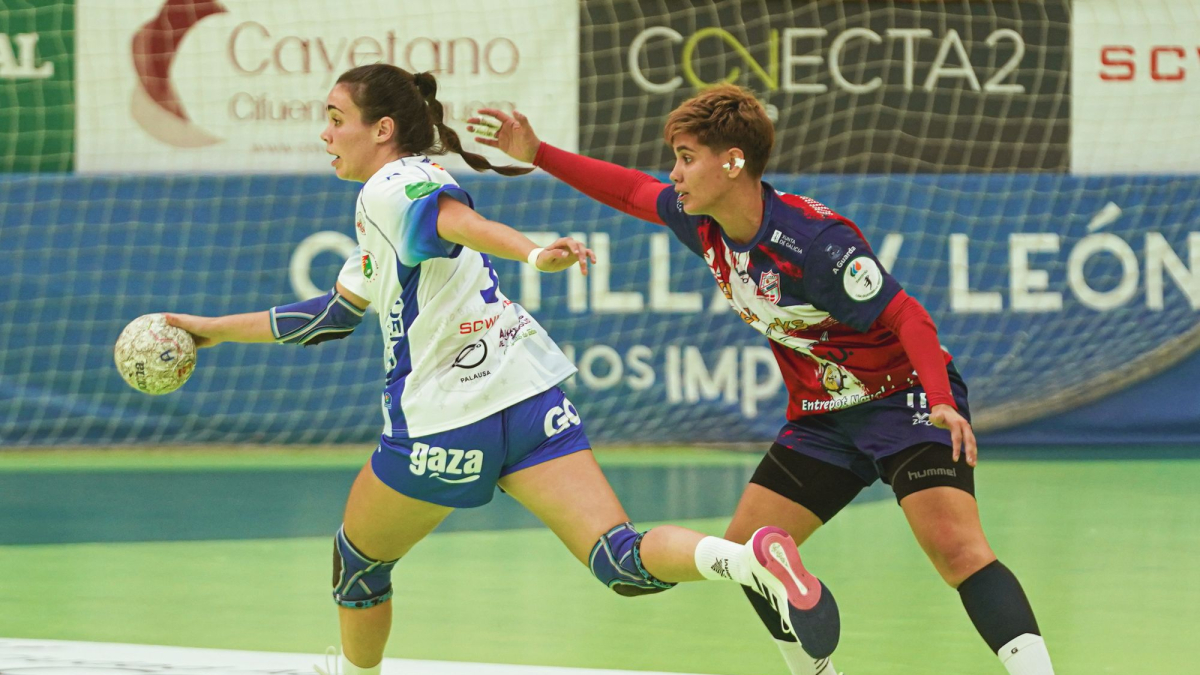 Jimena Laguna lleva el balón en un partido.