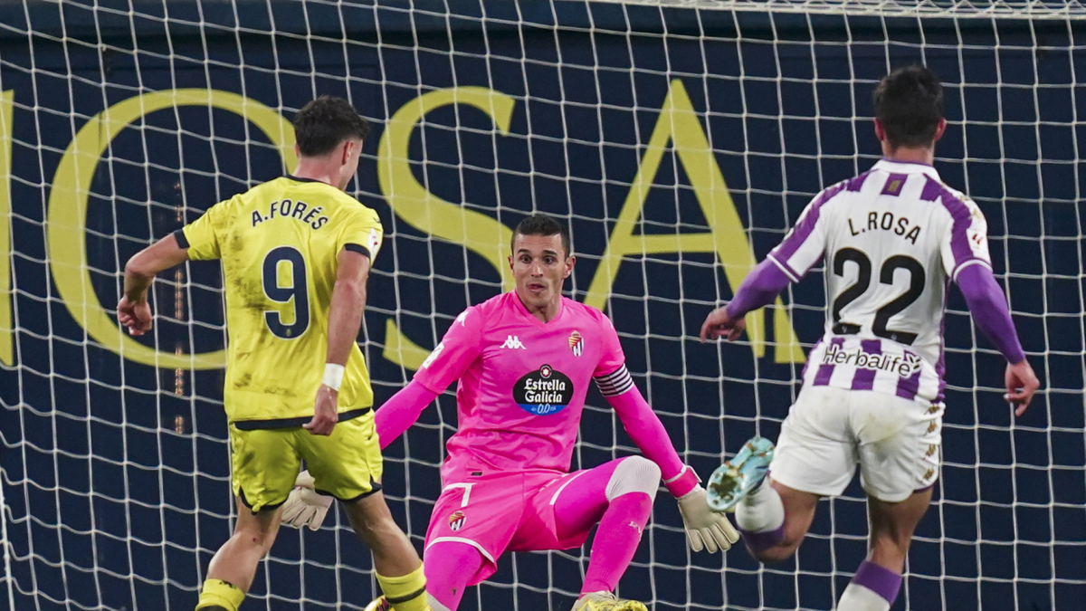 Forés, autor del gol de la victoria, ante Masip y Rosa en otra acción del triunfo del colista Villarreal B ante el equipo blanquivioleta.