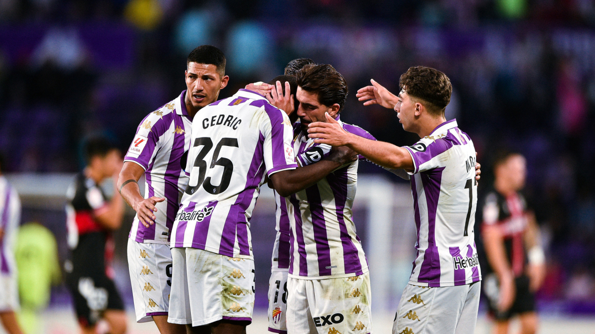 Cédric es felicitado tras su gol del triunfo ante el Cartagena