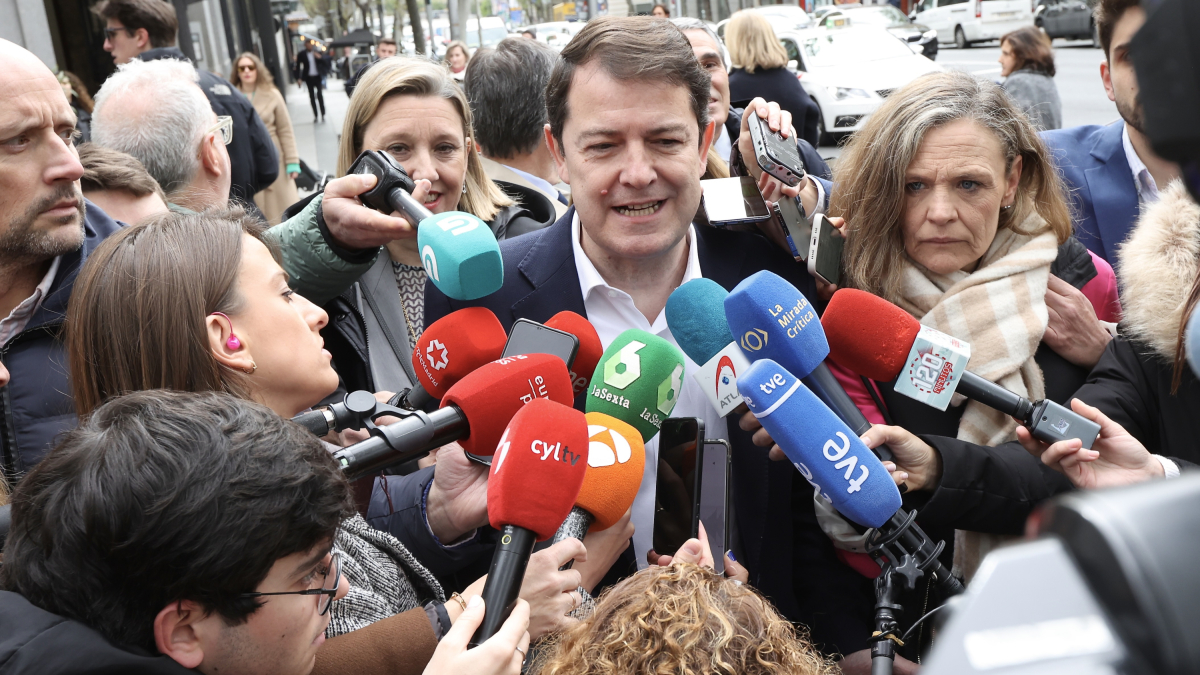 El presidente del Partido Popular, Alberto Núñez Feijóo, preside la reunión de la Junta Directiva Nacional de la formación, a la que asiste el presidente del PP de Castilla y León, Alfonso Fernández Mañueco.