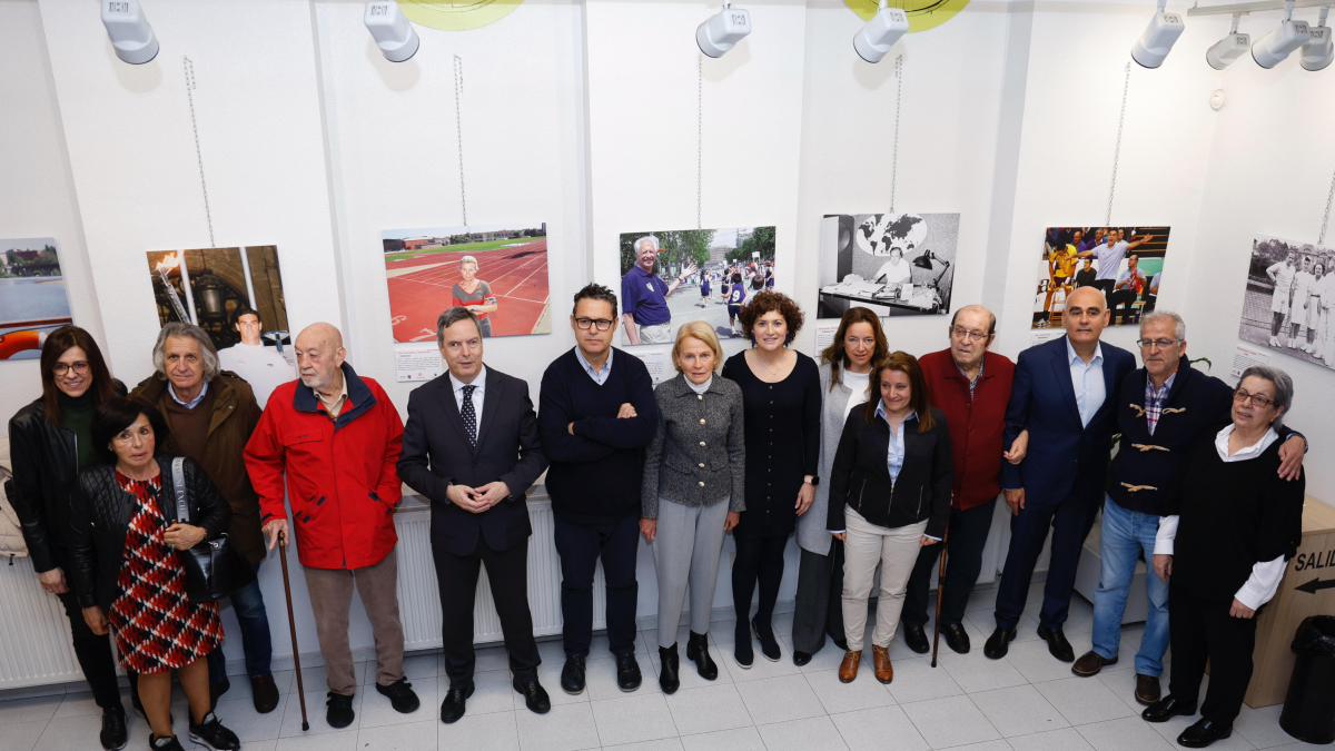 Foto de familia en la apertura de la exposición