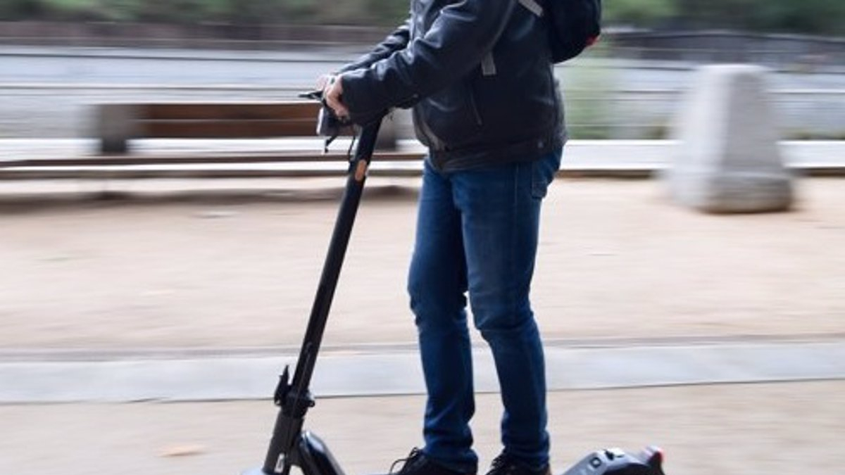 Un hombre se desplaza en patinete eléctrico.