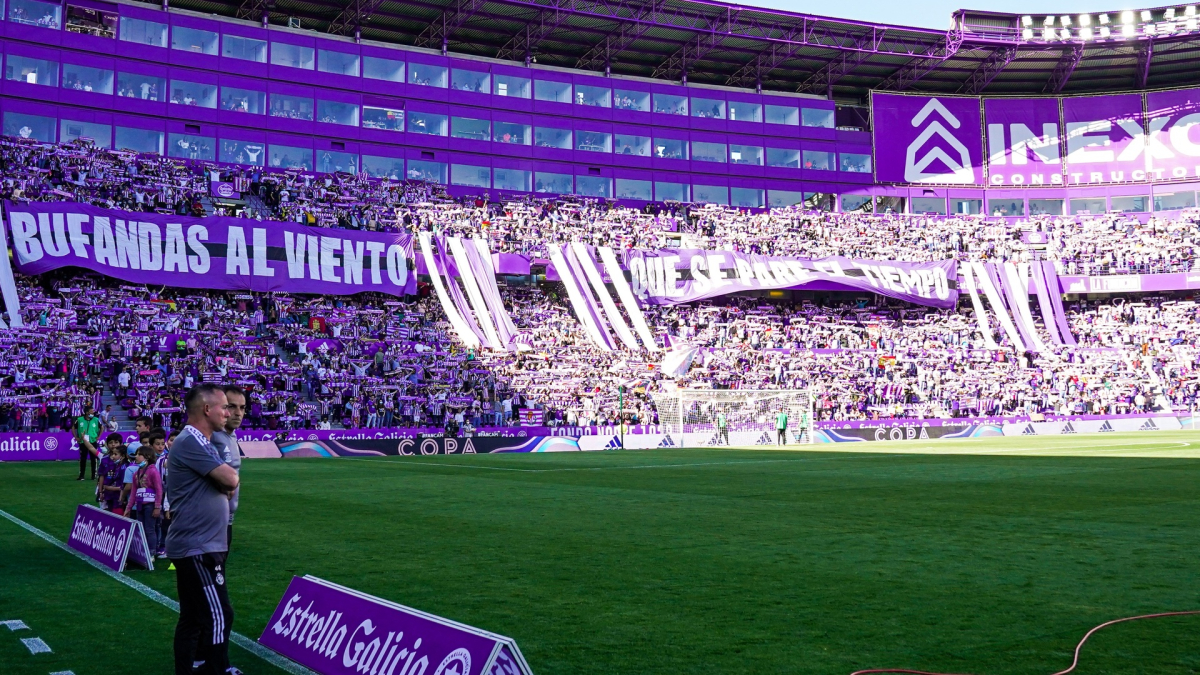 Fondo Norte del estadio José Zorrilla, lleno durante un partido.