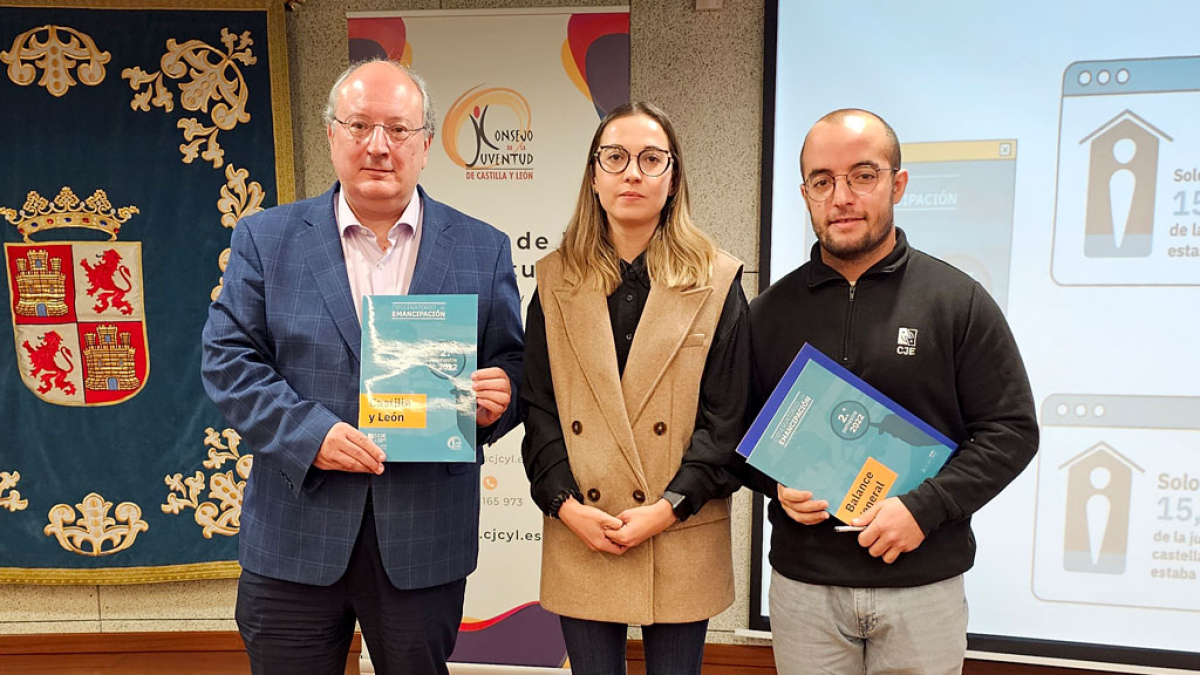 Enrique Cabero, presidente del CES, Juan Antonio Báez, vicepresidente del Consejo de la Juventud de España y Sandra Ámez, presidenta del Consejo de la Juventud CyL.