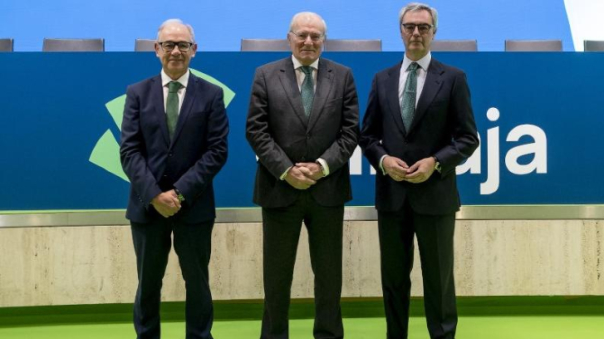 El CEO de Unicaja Isidro Rubiales, el ex presidente no ejecutivo Manuel Azuaga, y su sucesor José Sevilla en la Junta General de Accionistas