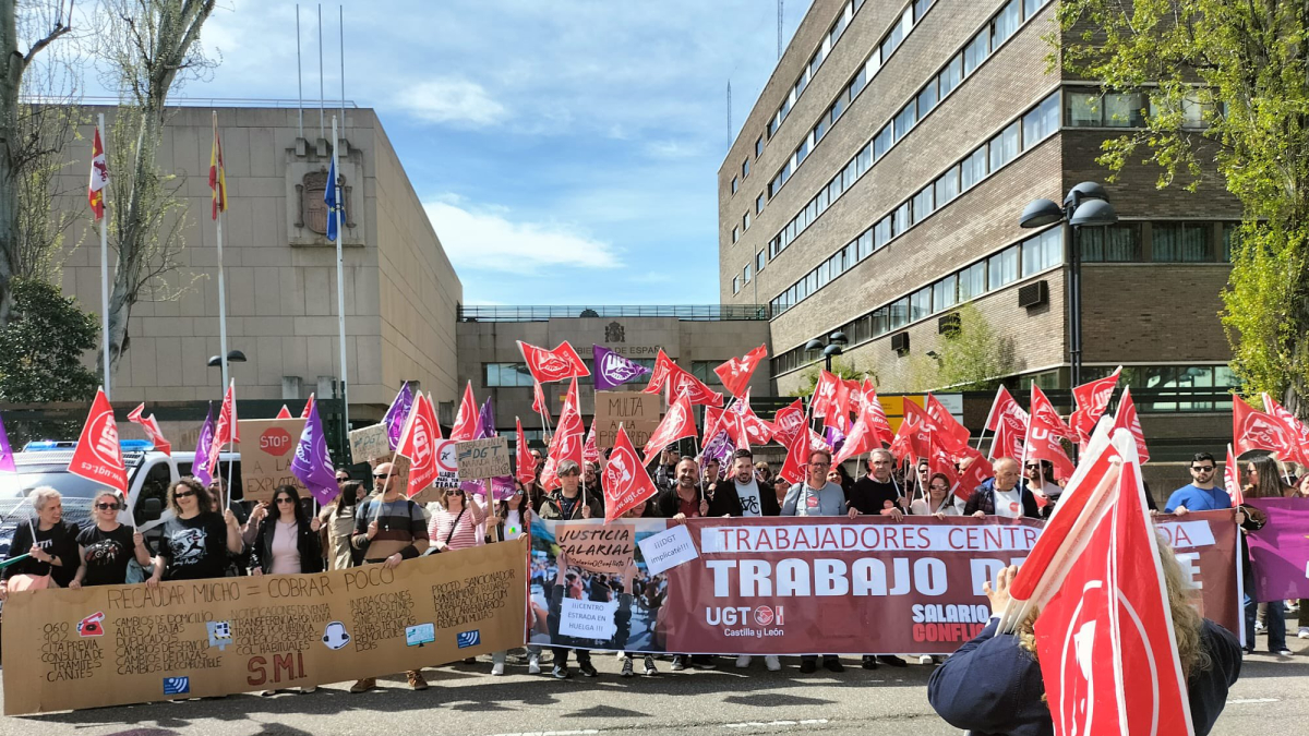 Concentración de los trabajadores del Centro Estrada ante la Delegación del Gobierno de Castilla y León.