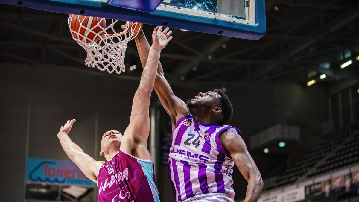 Nwogbo machaca el aro ante Krutwig.