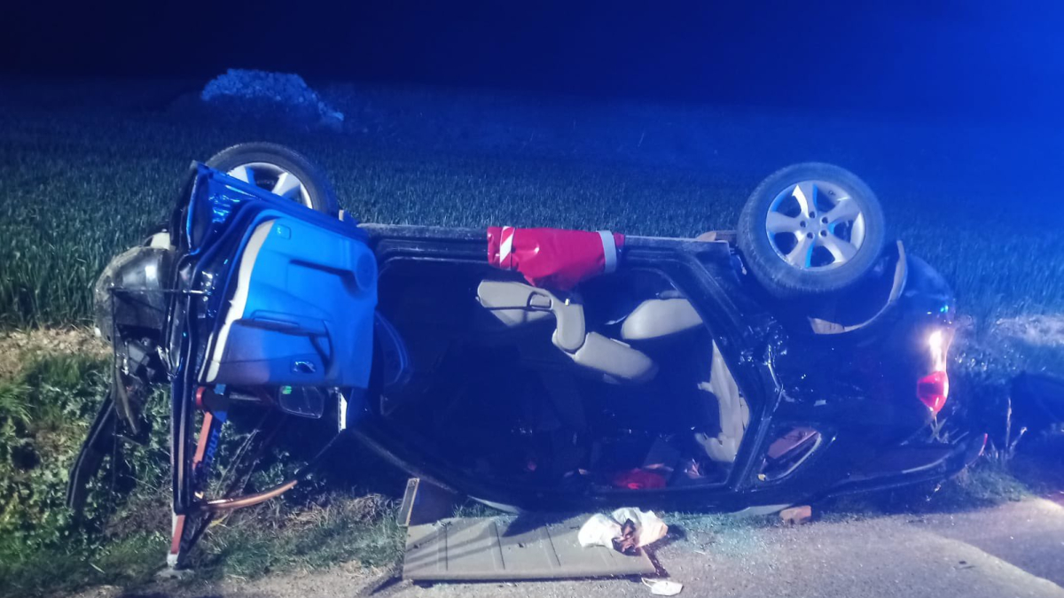 Bomberos de la Diputación interviniendo en el lugar del accidente