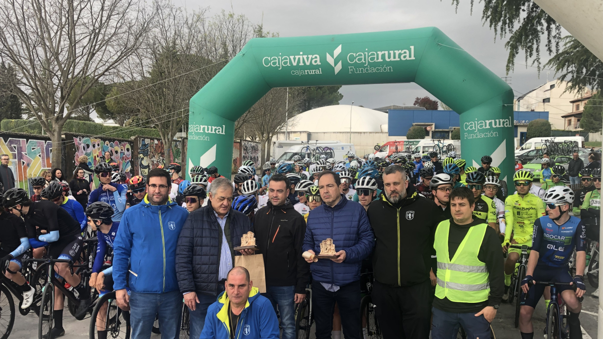 Miki de Pablos, hijo de Ángel María, en el homenaje junto a organizadores, alcalde, concejal de Deportes y el exdirector Manolo Saiz
