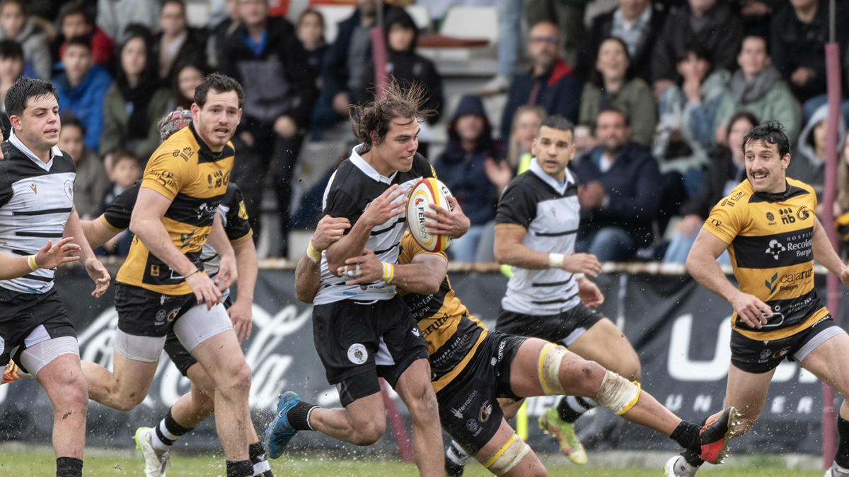 Mateo Sánchez corre con el oval en una jugada del encuentro ante el Recoletas Burgos.