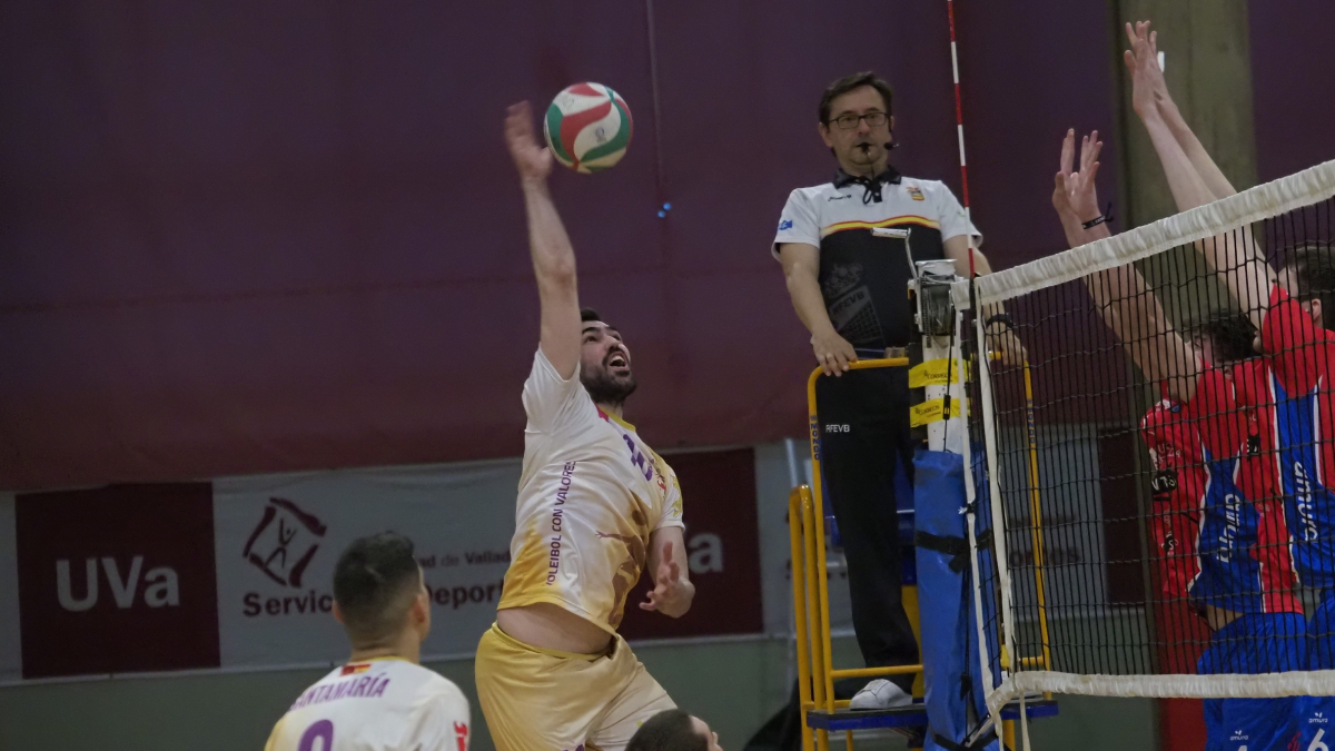 Imagen del último duelo del UVA VCV en la Superliga 2 de voleibol ante  San Sadurniño .
