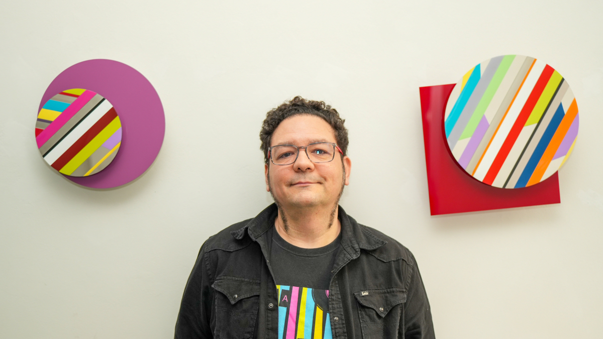 David del Bosque posa junto a dos de sus obras más recientes, en la Galería Javier Silva