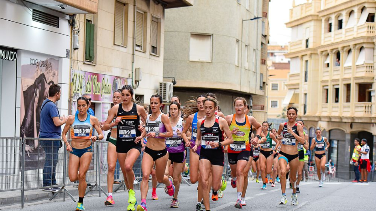 Ángela Viciosa, en el centro, durante la prueba de 10K