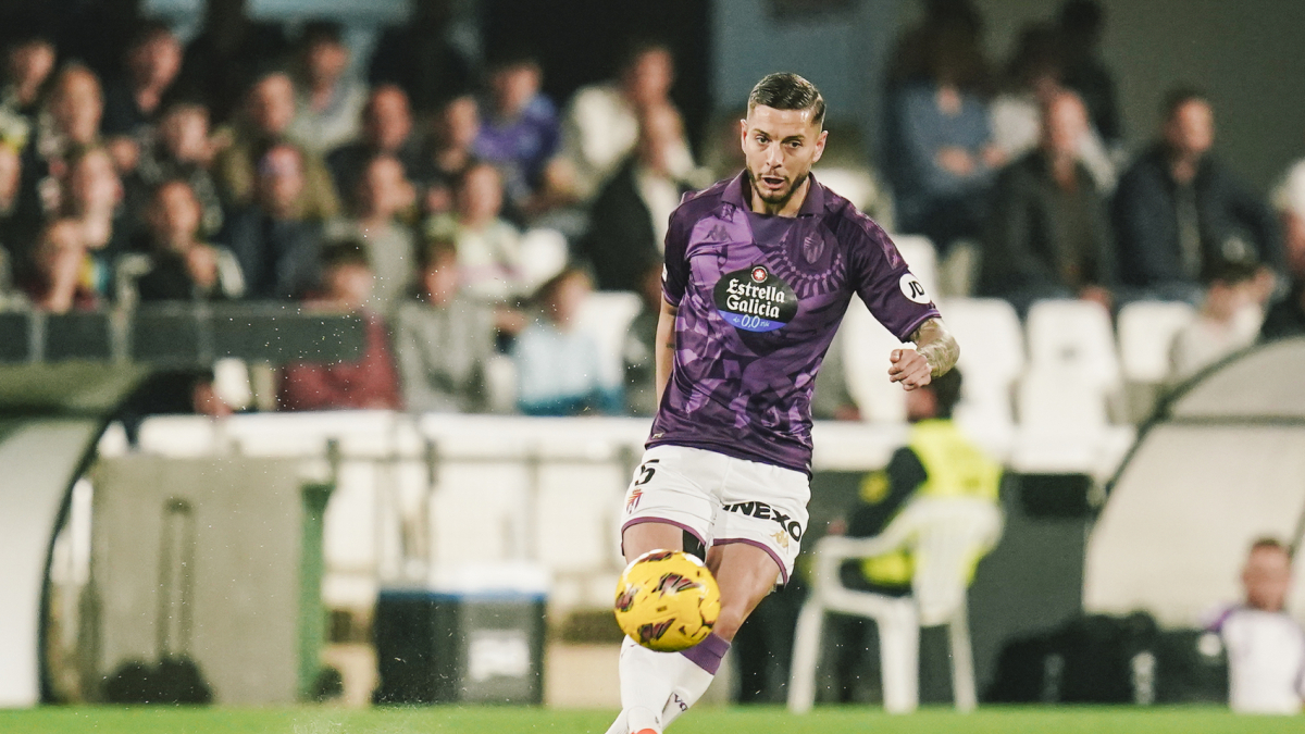 Javi Sánchez golpea el balón en Cartagonova