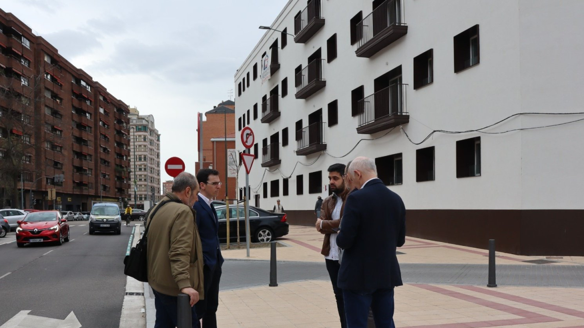 Pedro Herrero, junto a las viviendas rehabilitadas del viejo cuartel de Puente Colgante.