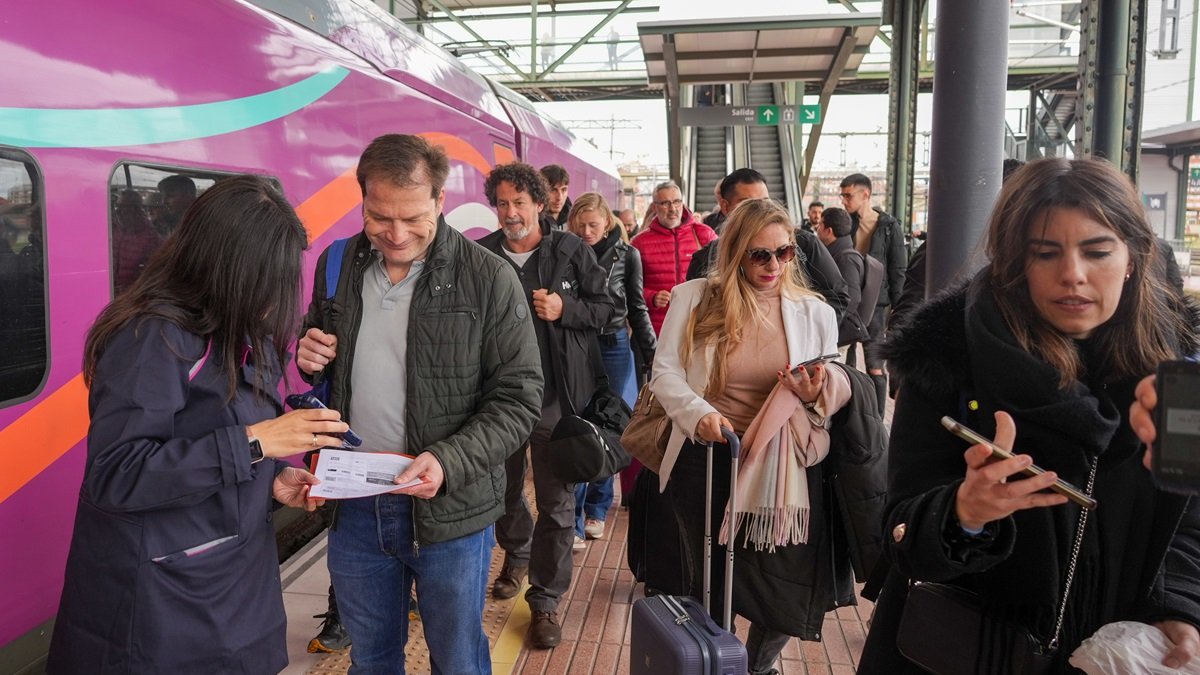Viajeros en la salida del primer tren de Renfe AVLO en la estación de Campo Grande de Valladolid, el 8 de abril de 2024. 