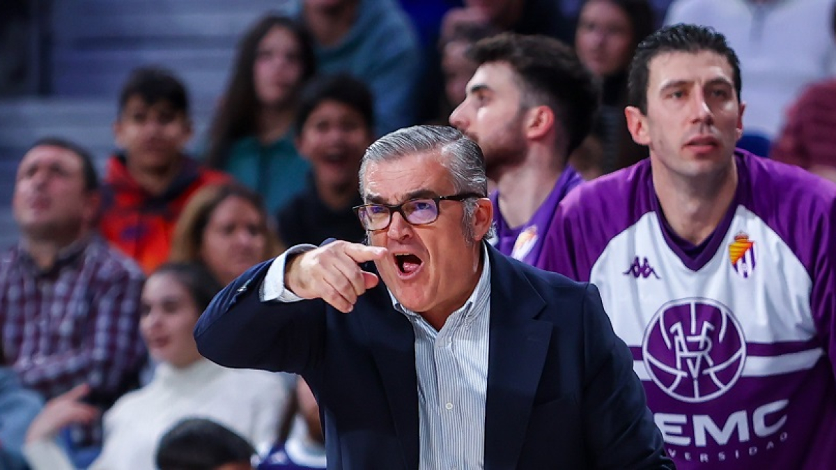 Paco García, enfadado se dirige a sus jugadores en un partido.