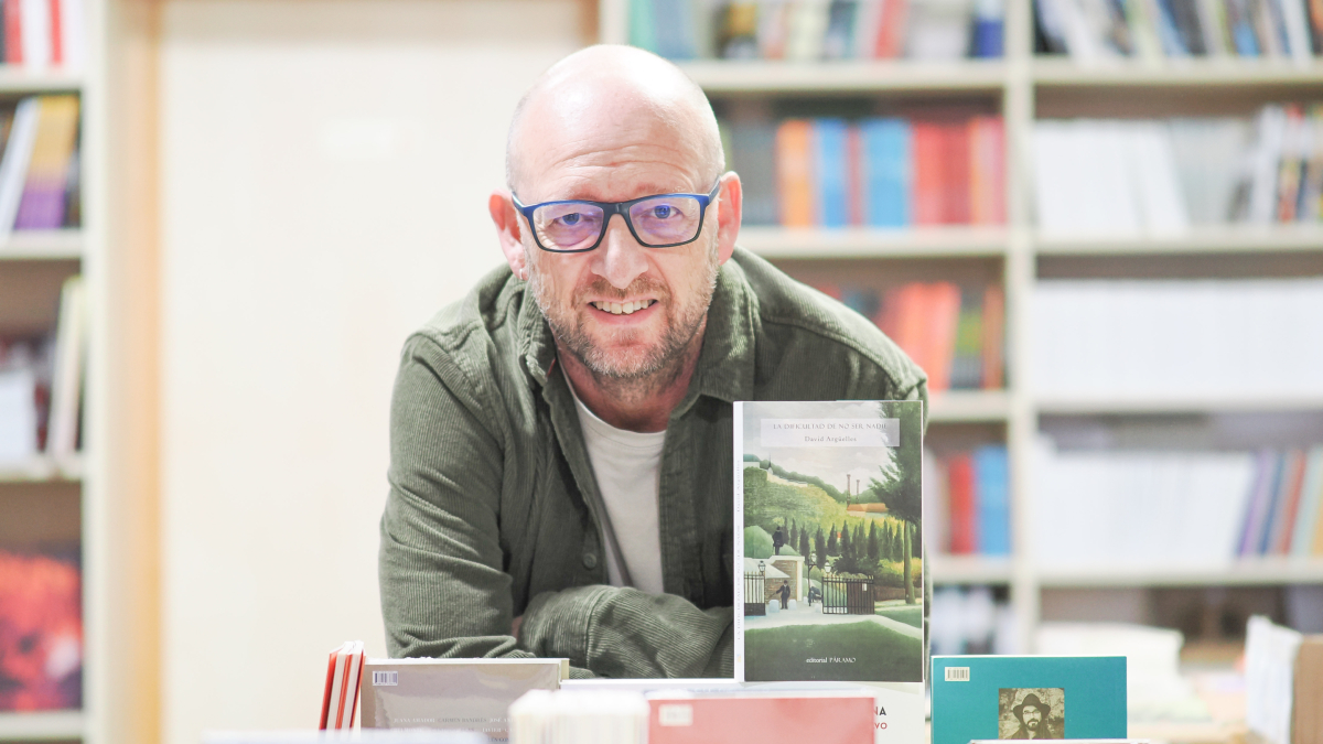 David Argüelles posa con el libro de relatos ‘La dificultad de no ser nadie’.