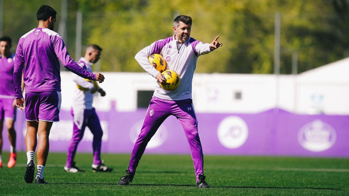 Pezzolano da órdenes durante un entrenamiento.