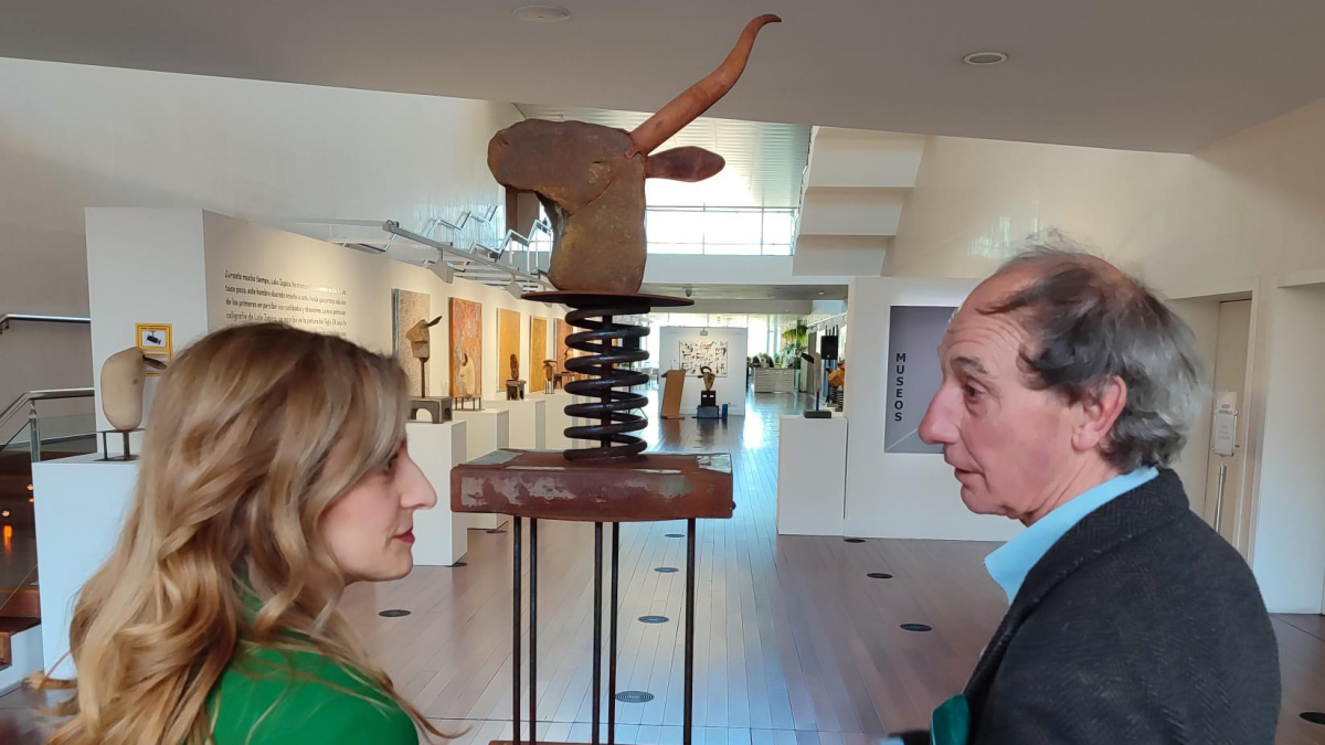 La viceconsejera de Acción Cultural, Mar Sancho, y el artista Lolo Zapico en la inauguración de 'Regardez!'.