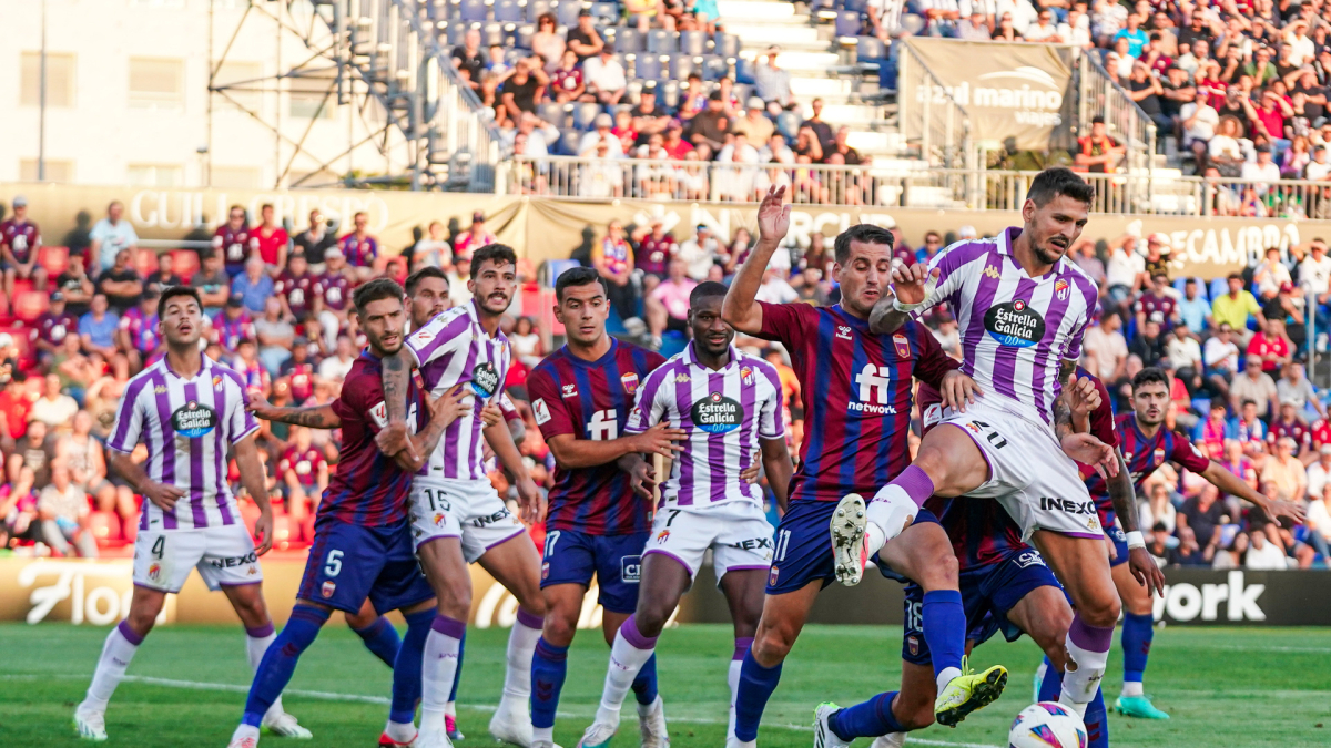 Disputa por el balón en el duelo de ida en Elda