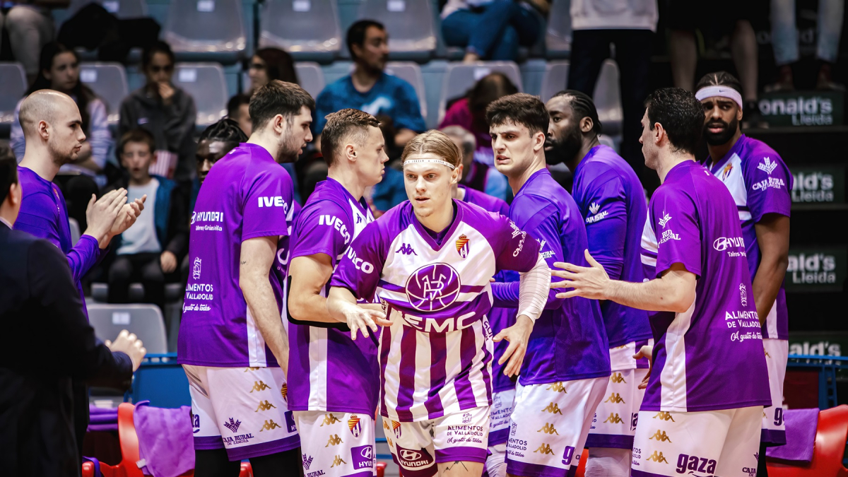 Jugadores del UEMC Real Valladolid en la presentación del partido jugado en Lleida.