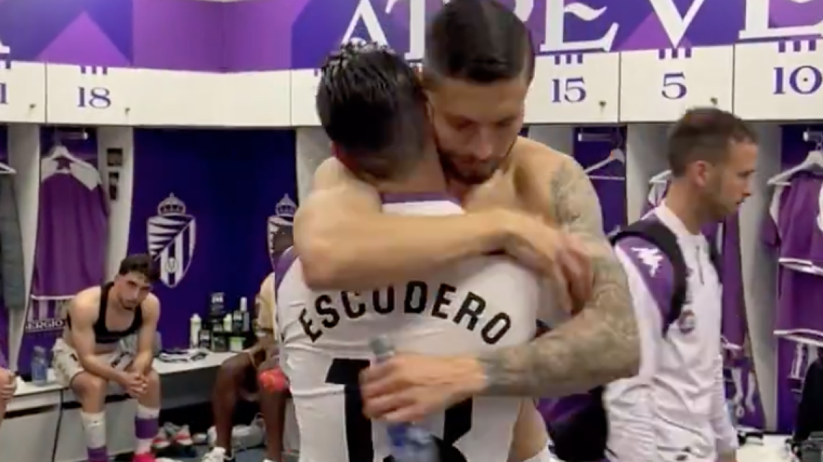 Javi Sánchez abraza a Escudero en el vestuario