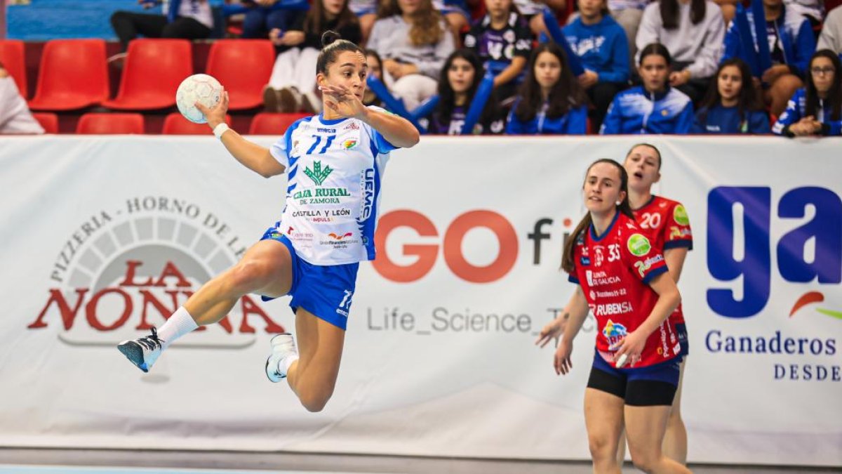 Amaia González de Garibay en una imagen de archivo ante el Porriño la pasada temporada.