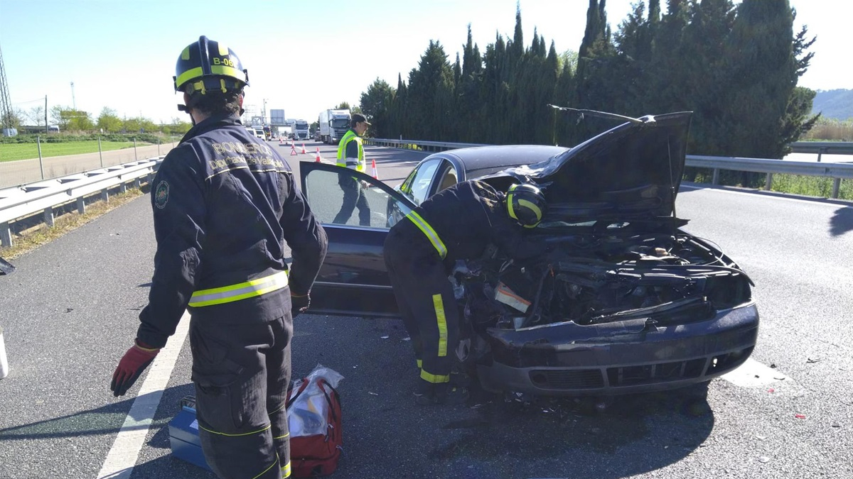 Estado del coche después del accidente en la A-62 en Cabezón.