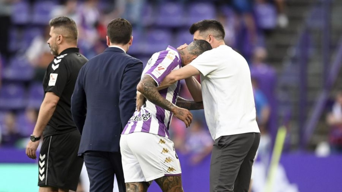 Pezzolano consuela a Kenedy tras caer lesionado ante el Eldense.