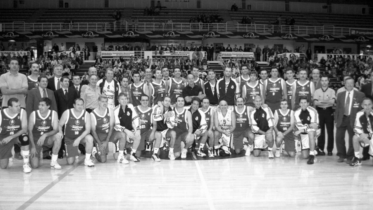 Foto de familia de ex entrenadores del Valladolid Club Baloncesto junto a los veteranos del Fórum y del Real Madrid en 2001.