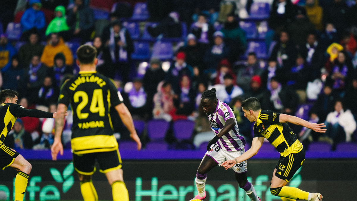 Amath conduce el balón en el partido del doblete al Zaragoza.