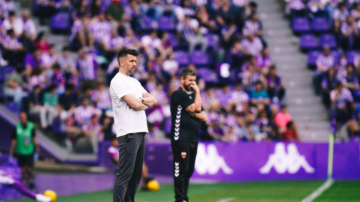 Pezzolano, ante Fernando Estévez, entrenador del Eldense.
