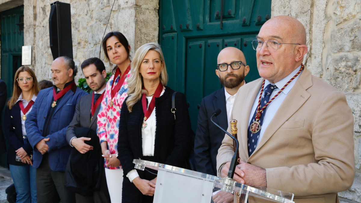 El alcalde de Valladolid, Jesús Julio Carnero, junto a su equipo de gobierno en el Museo Casa de Cervantes.