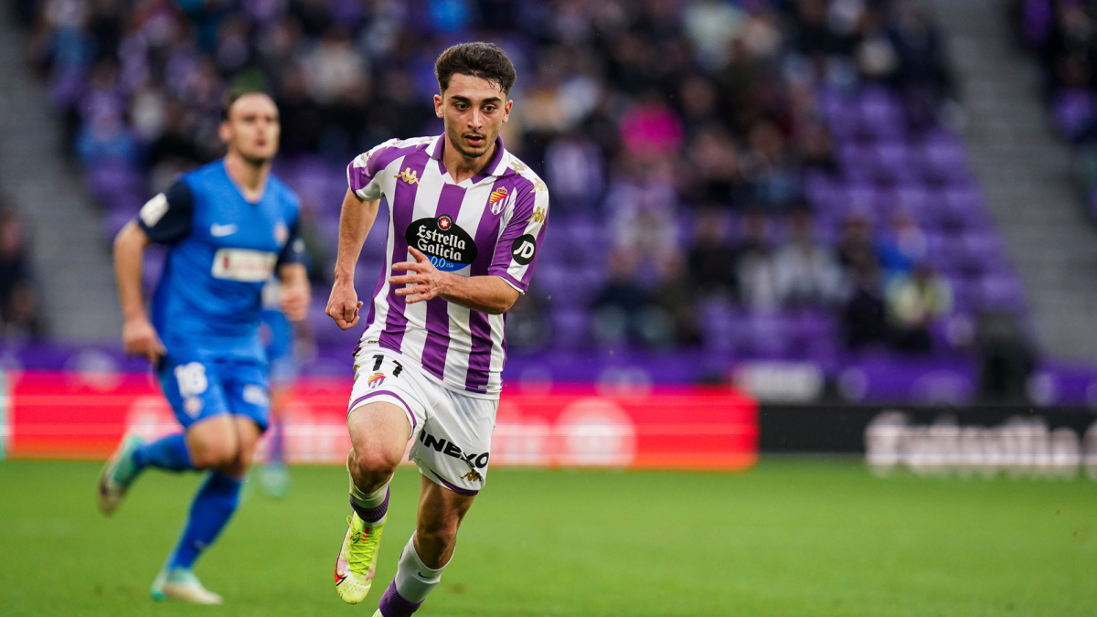 Moro conduce el balón durante el partido de la primera vuelta con el Amorebieta.