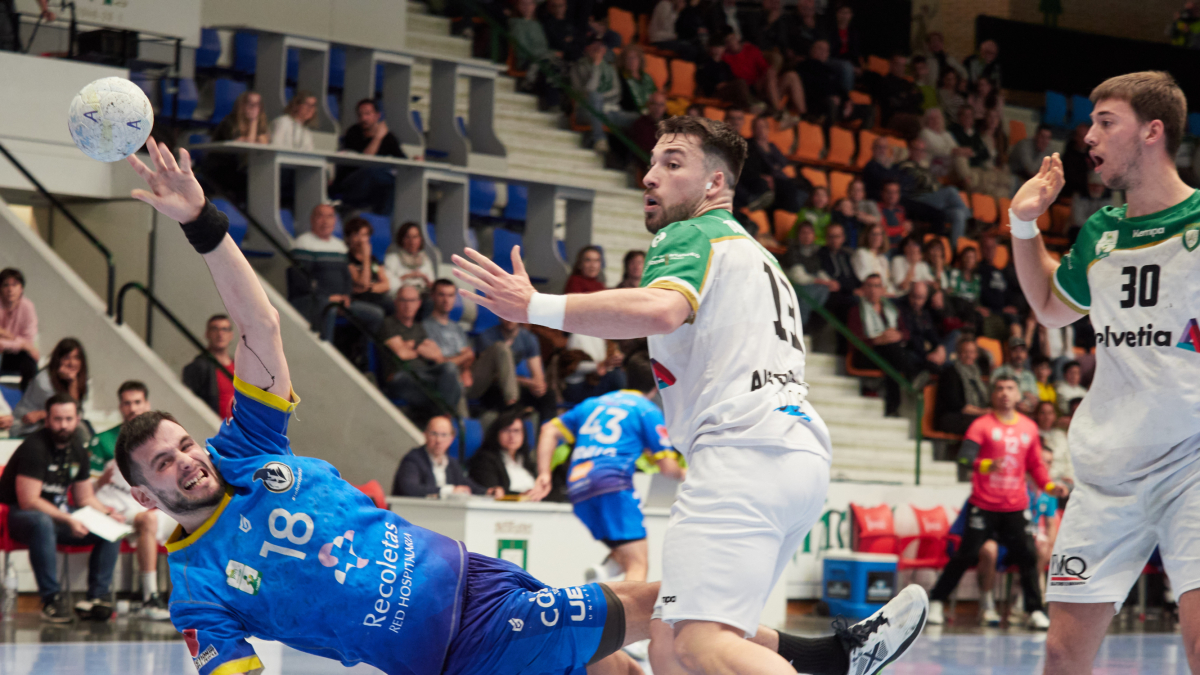 Álvaro Martínez 'vuela', en una acción ofensiva ante el Anaitasuna la temporada pasada en Pamplona.