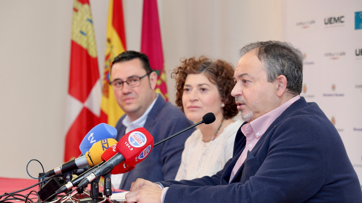 El presidente del BSR Valadolid José Antonio de Castro, en la presentación de la Eurocup junto a la concejala Mayte Martínez y el diputado Javier González.