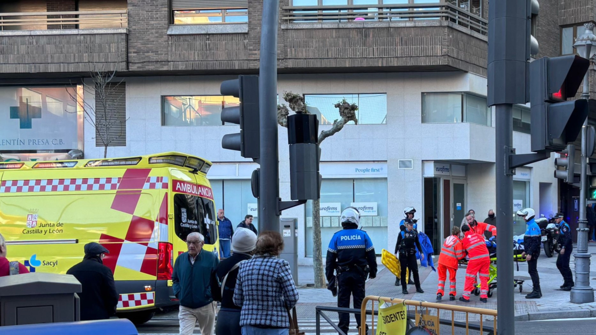 Policía Municipal y sanitarios de Sacyl atienden al varón herido en un atropello en la calle Dos de Mayo con calle General Ruiz, en Valladolid.