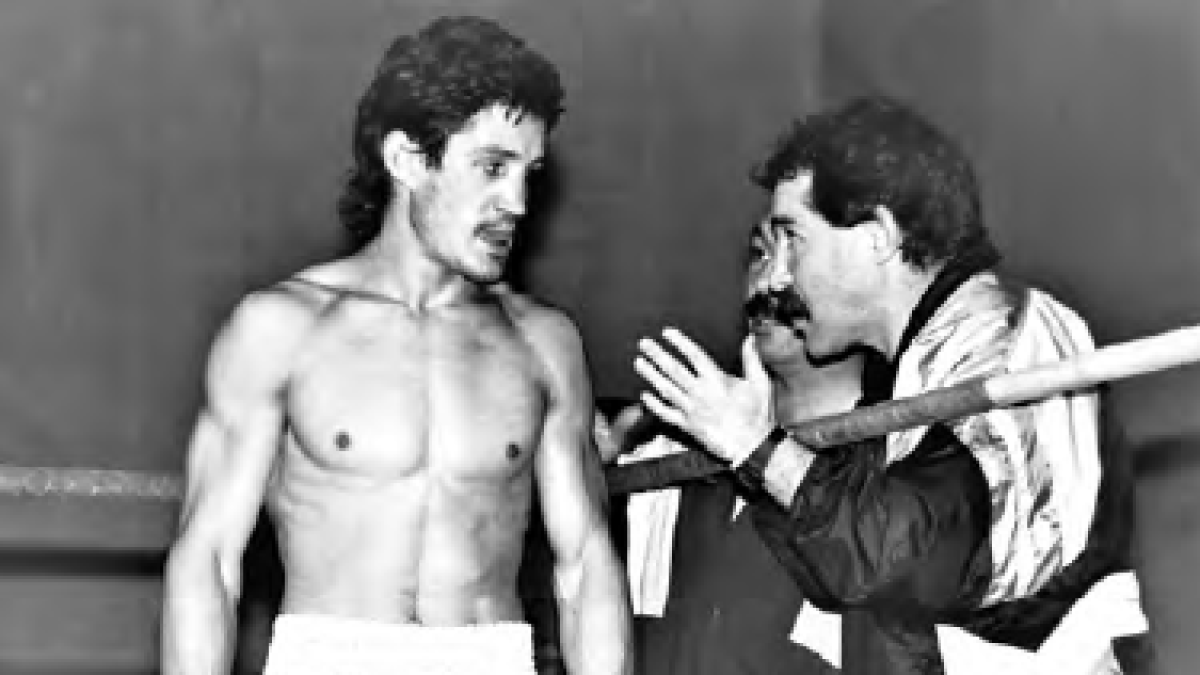 El Cubi recibe instrucciones de Carlos Hernández 'Pecho Liebre' y de 'Nani' Rodríguez.