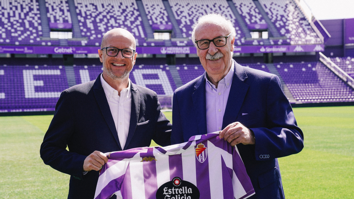 Vicente del Bosque, con el CEO del club, Matthieu Fenaert.