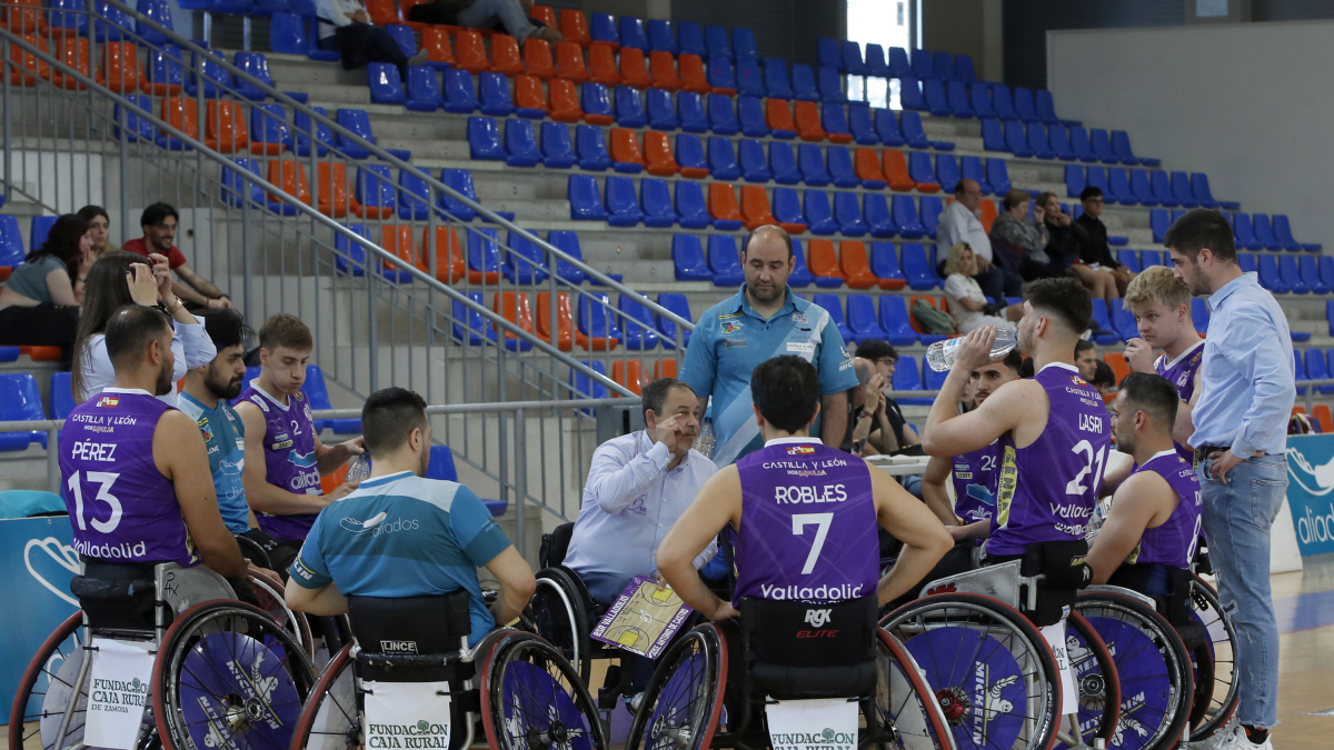 De Castro da indicaciones a los jugadores del Aliados ante Getafe
