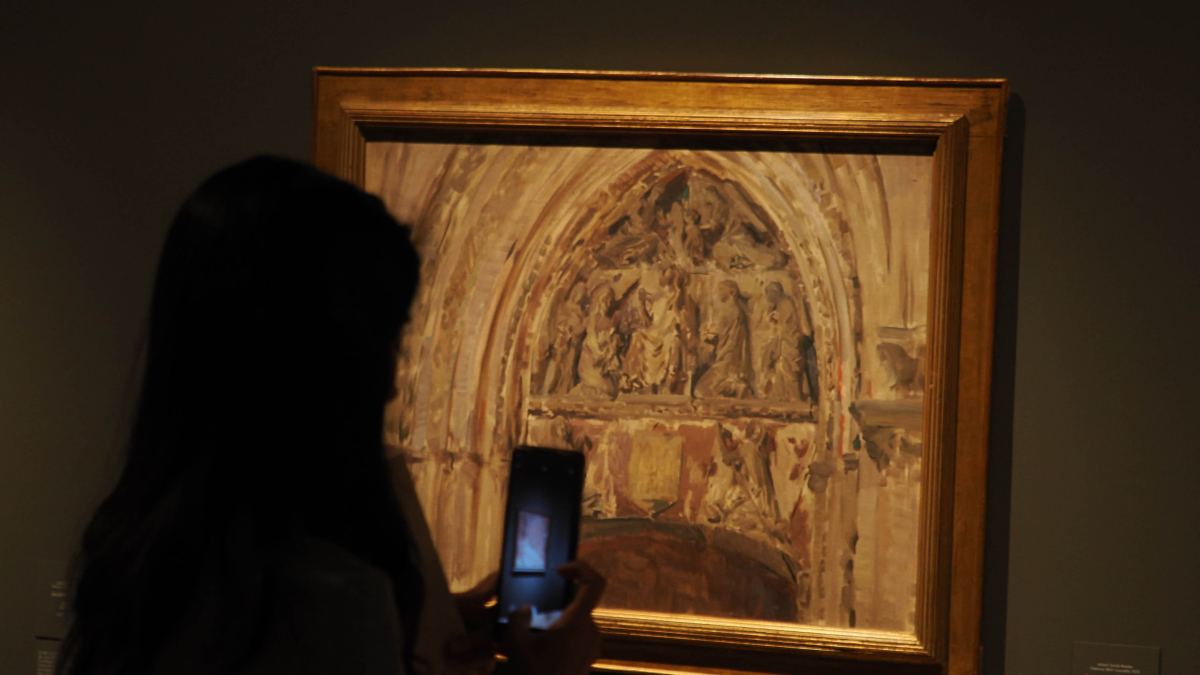 Al fondo, 'Puerta antigua del claustro de la Catedral de Burgos', óleo de Sorolla en el MNE