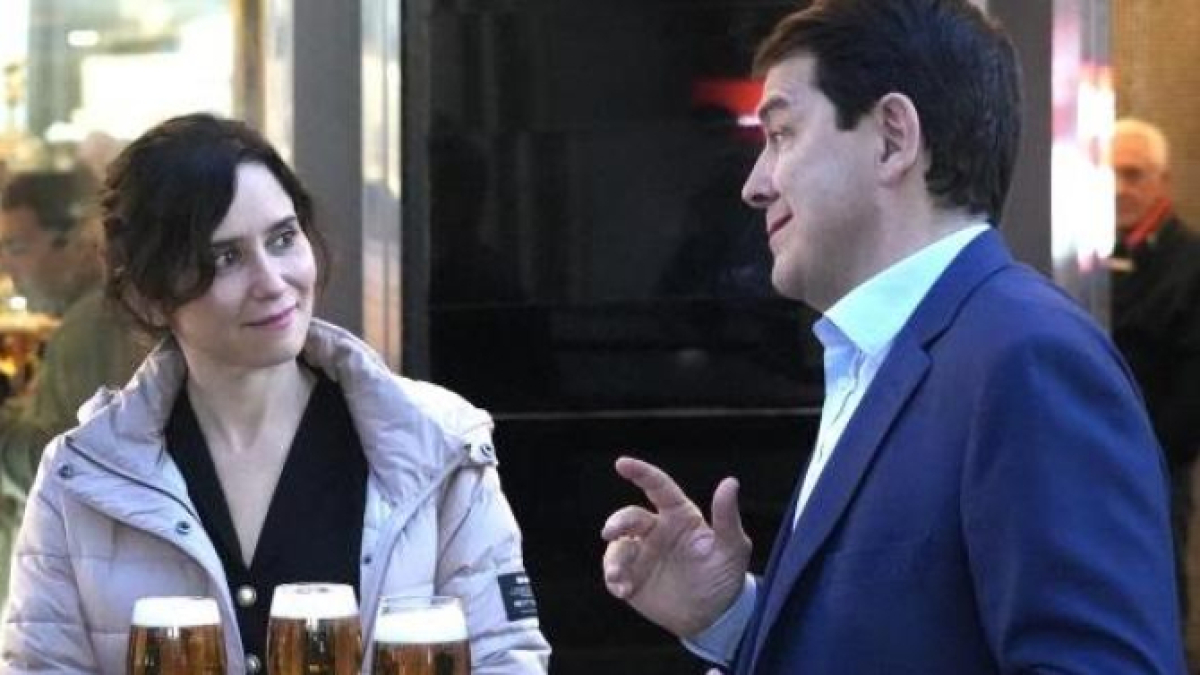 Isabel Díaz Ayuso y Alfonso Fernández Mañueco tomando una caña en Valladolid